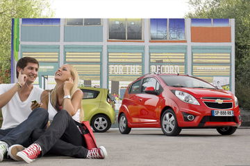 Vista lateral delantera del Chevrolet Spark en ambiente urbano