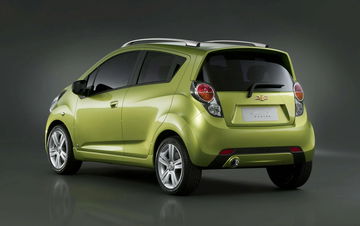 Vista trasera lateral del Chevrolet Spark en color verde.