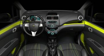 Vista nocturna del volante y panel de instrumentos del Chevrolet Spark.