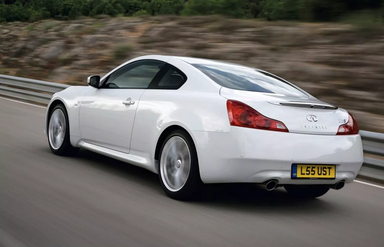 Vista dinámica del Infiniti G37 Cabrio desde un ángulo trasero lateral.