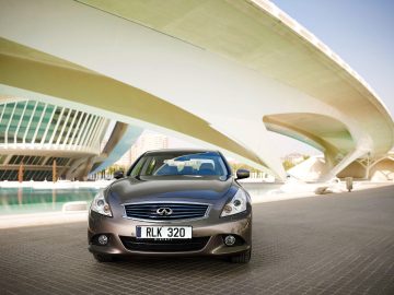 Vista lateral del Infiniti G37 Cabrio rodando por zona urbana con estilo y elegancia