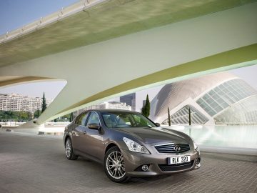 Vista lateral del Infiniti G37 Cabrio destacando su línea deportiva y elegante.