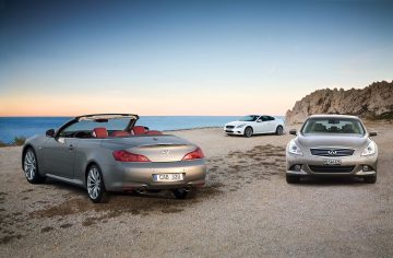 Vista lateral del Infiniti G37 Cabrio aparcado frente al mar.