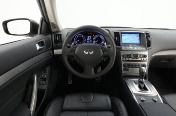 Vista frontal del volante y panel de instrumentos del Infiniti G37 Cabrio.