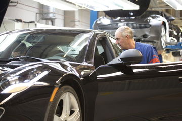 Costuras y acabados de los asientos del Fisker Karma, mostrando la calidad de los materiales.