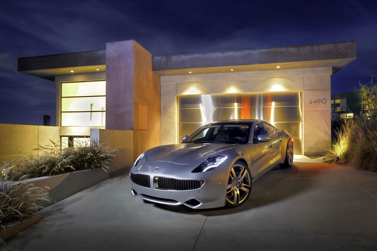 Vista nocturna de un Fisker Karma mostrando su imponente frontal y perfil lateral.