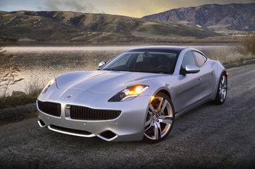 Vista del Fisker Karma destacando su diseño vanguardista y aerodinámico.