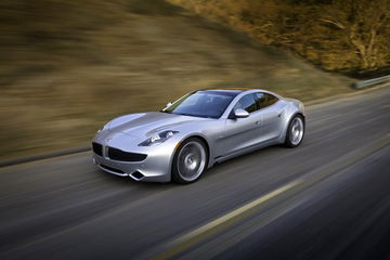 Elegante diseño trasero del Fisker Karma destacando sus ópticas y escape.