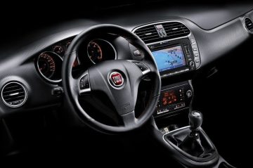 Vista del volante y cuadro de instrumentación del Fiat Bravo.