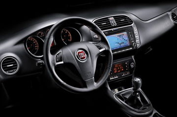 Vista del volante y cuadro de instrumentación del Fiat Bravo.