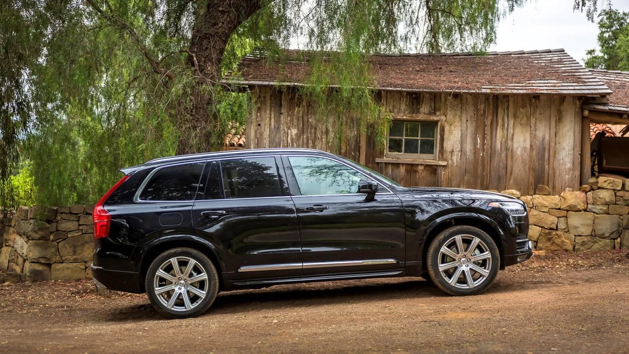 Vista lateral del Volvo XC90, destacando su diseño robusto y elegante.