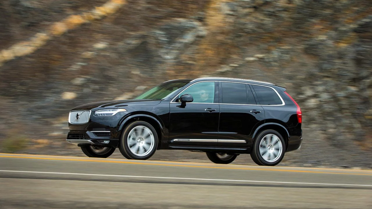 Vista lateral del Volvo XC90 mostrando su elegante diseño.