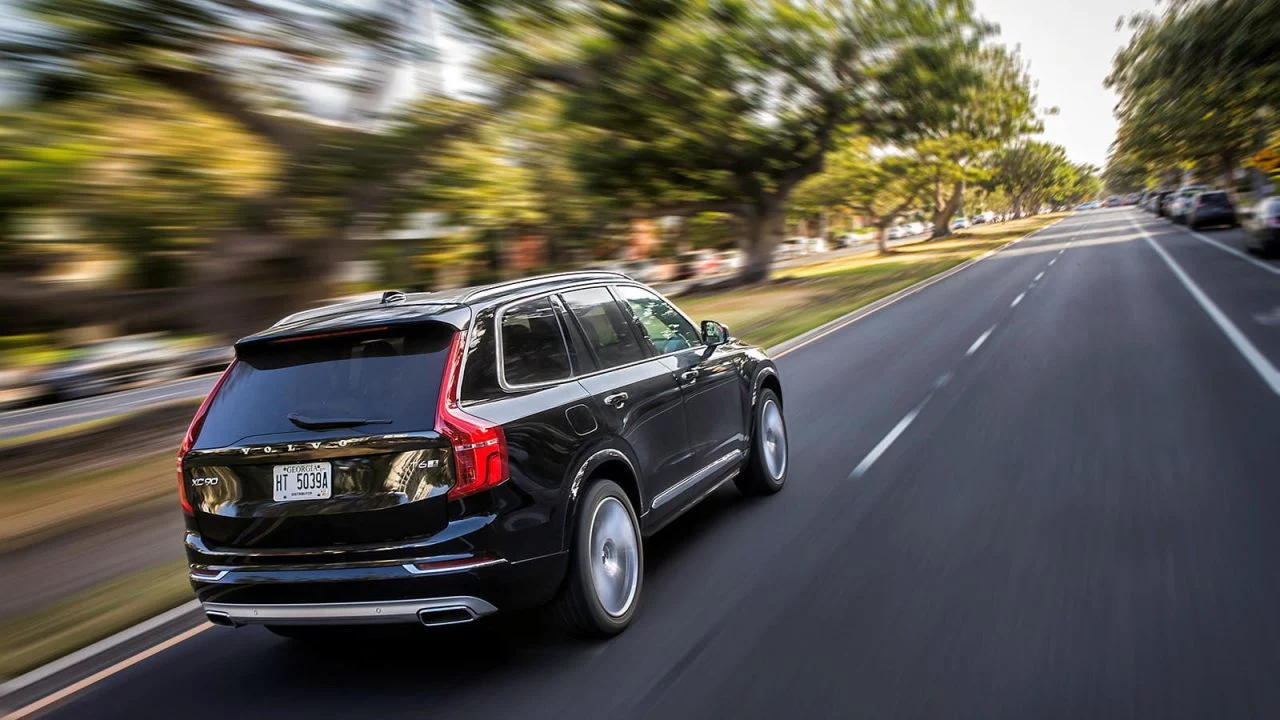 Volvo XC90 mostrando su elegancia y robustez en entorno urbano.