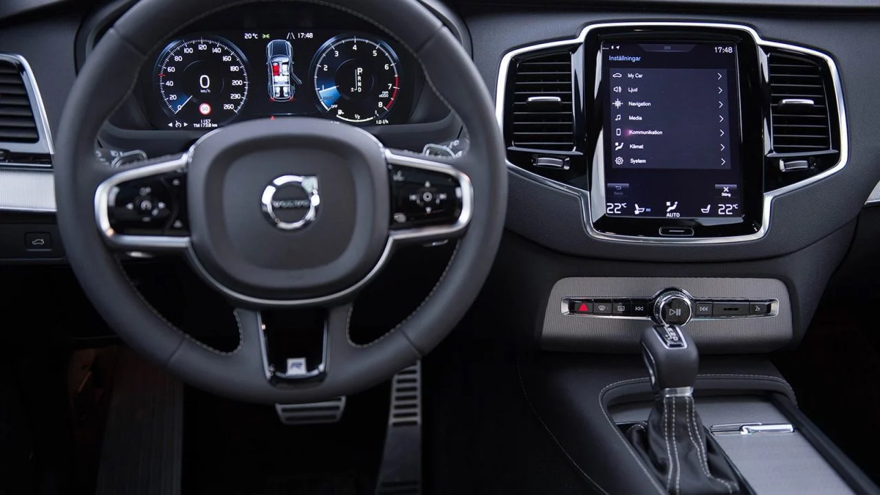 Volante y consola central del Volvo XC90 destacan por su diseño nórdico y tecnología intuitiva