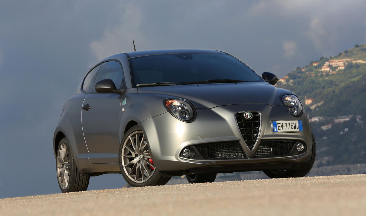 Alfa Romeo MiTo capturado con su distintiva parrilla delantera.