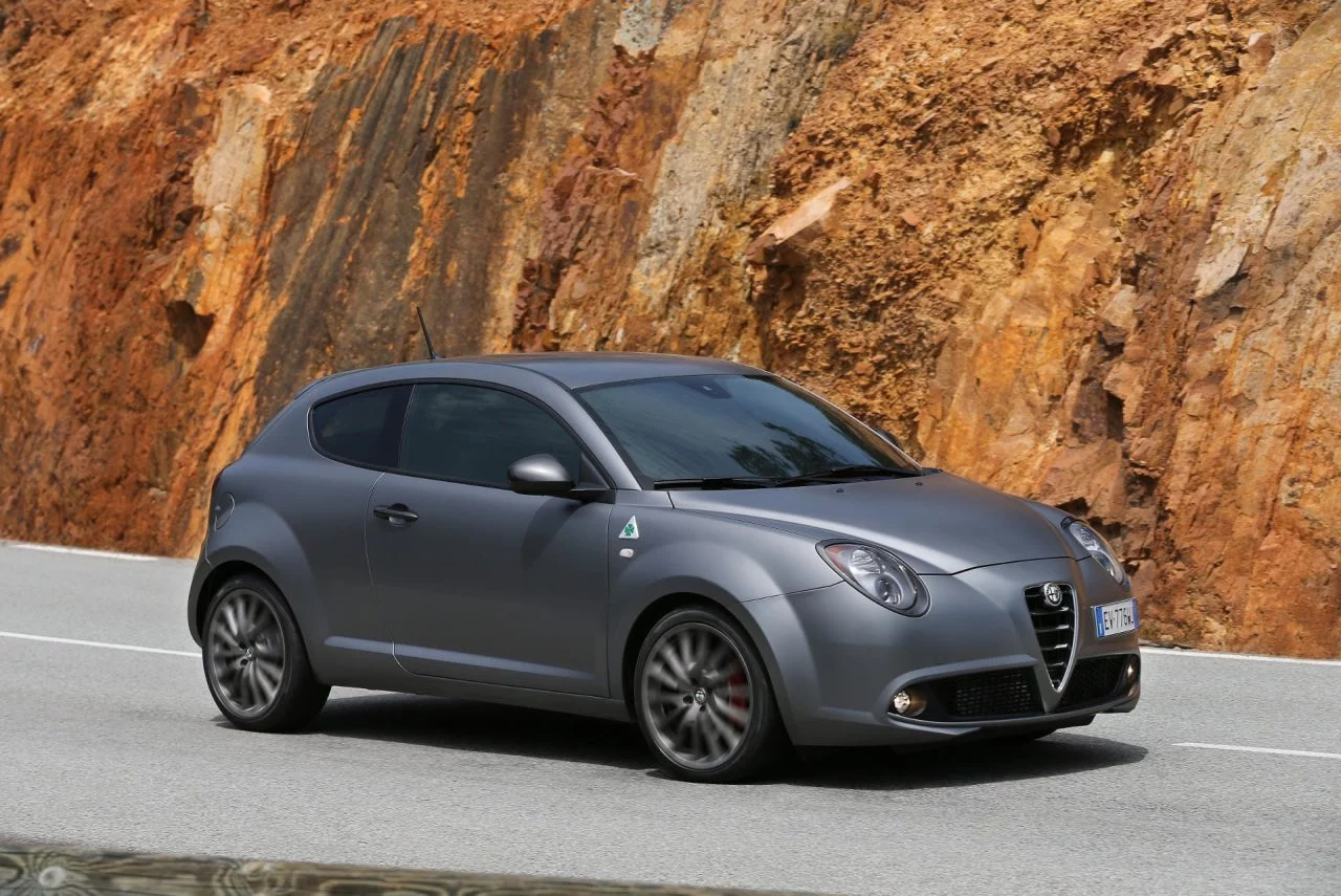 Vista lateral del Alfa Romeo MiTo, destacando su dinámico diseño y líneas elegantes.