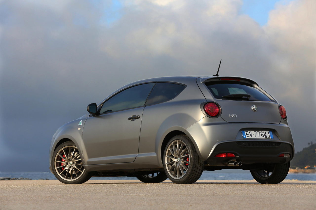 Vista trasera y lateral del Alfa Romeo MiTo, enfatizando su diseño deportivo.