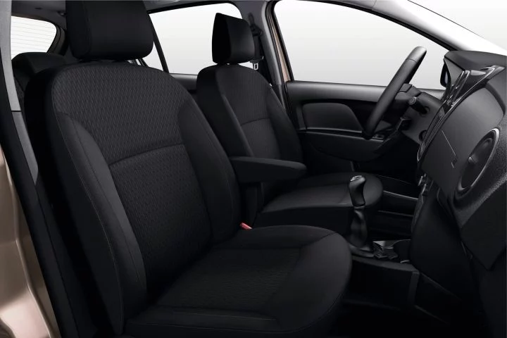 Vista lateral de los asientos de tela del Dacia Sandero.