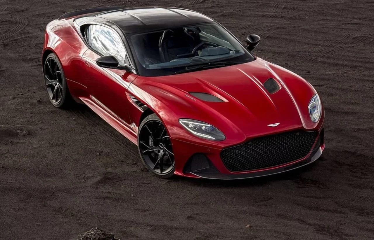 Vista dinámica del Aston Martin DBS Superleggera en rojo destacando su porte agresivo.