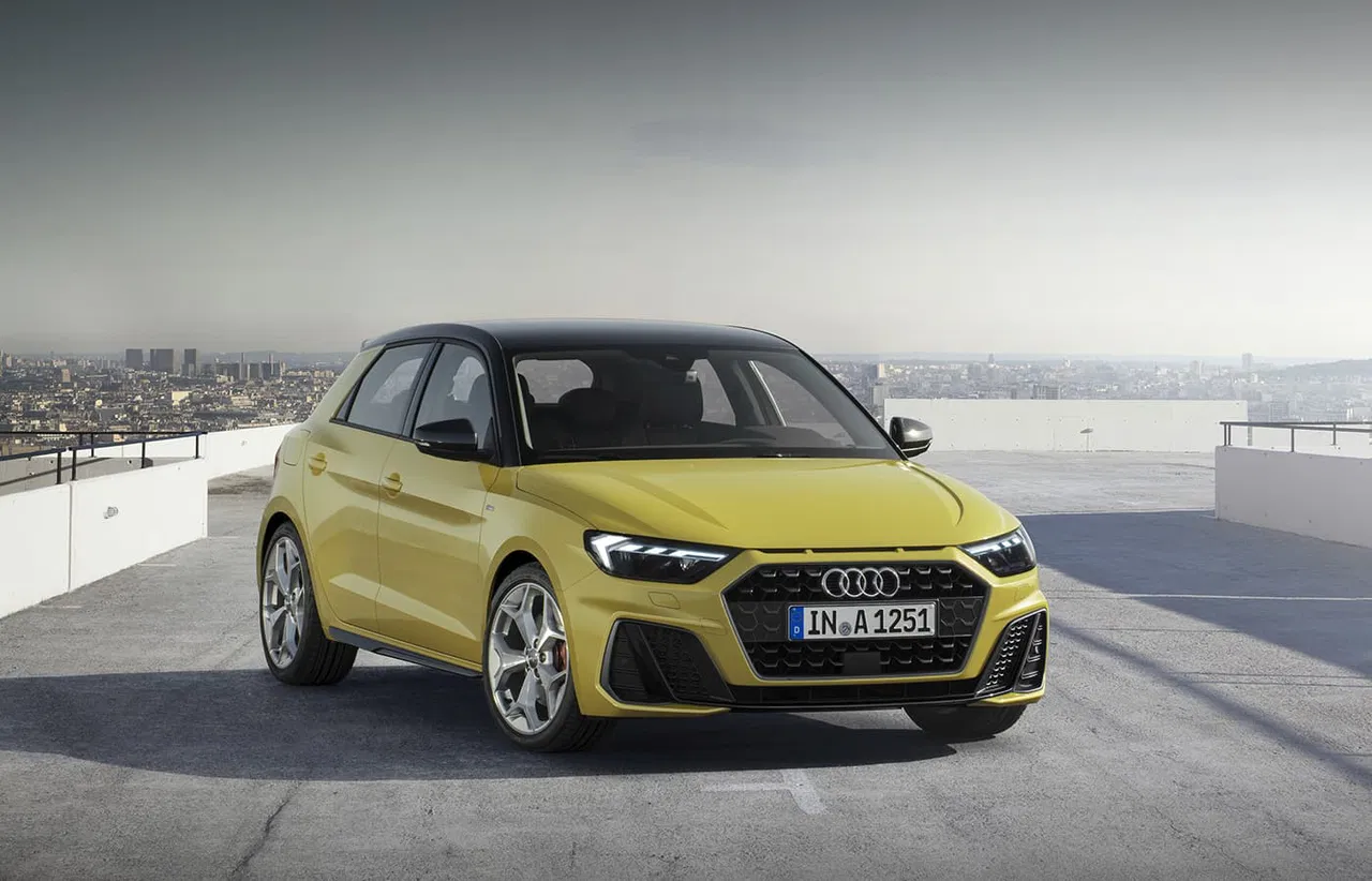 Vista frontal y lateral que muestra el dinamismo y líneas del Audi A1 2020.