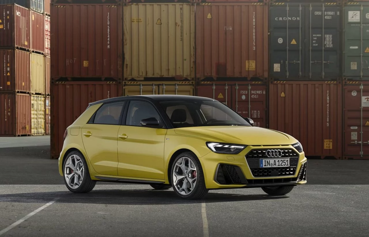 Vista delantera y lateral del Audi A1, destacando su diseño deportivo.