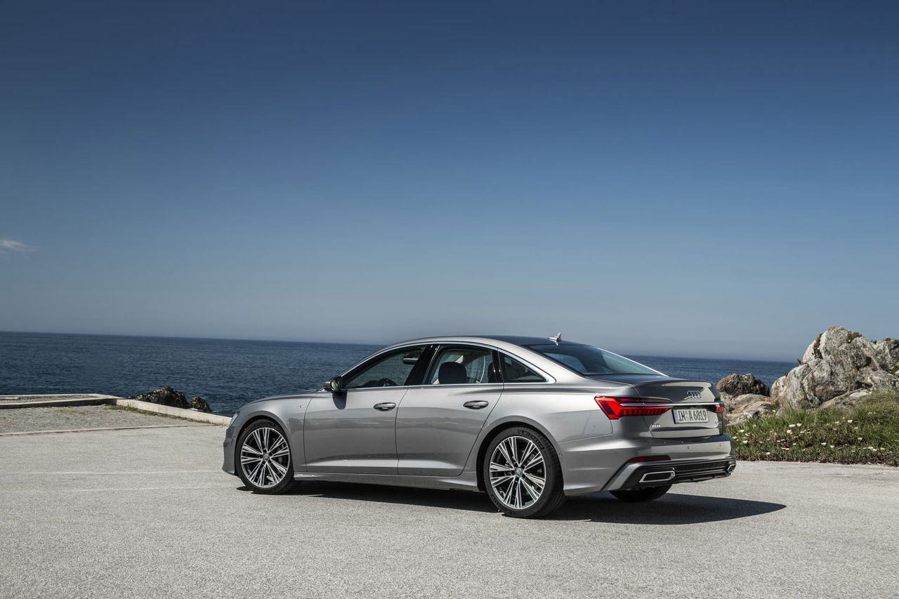 Vista lateral del Audi A6 que muestra su diseño aerodinámico.