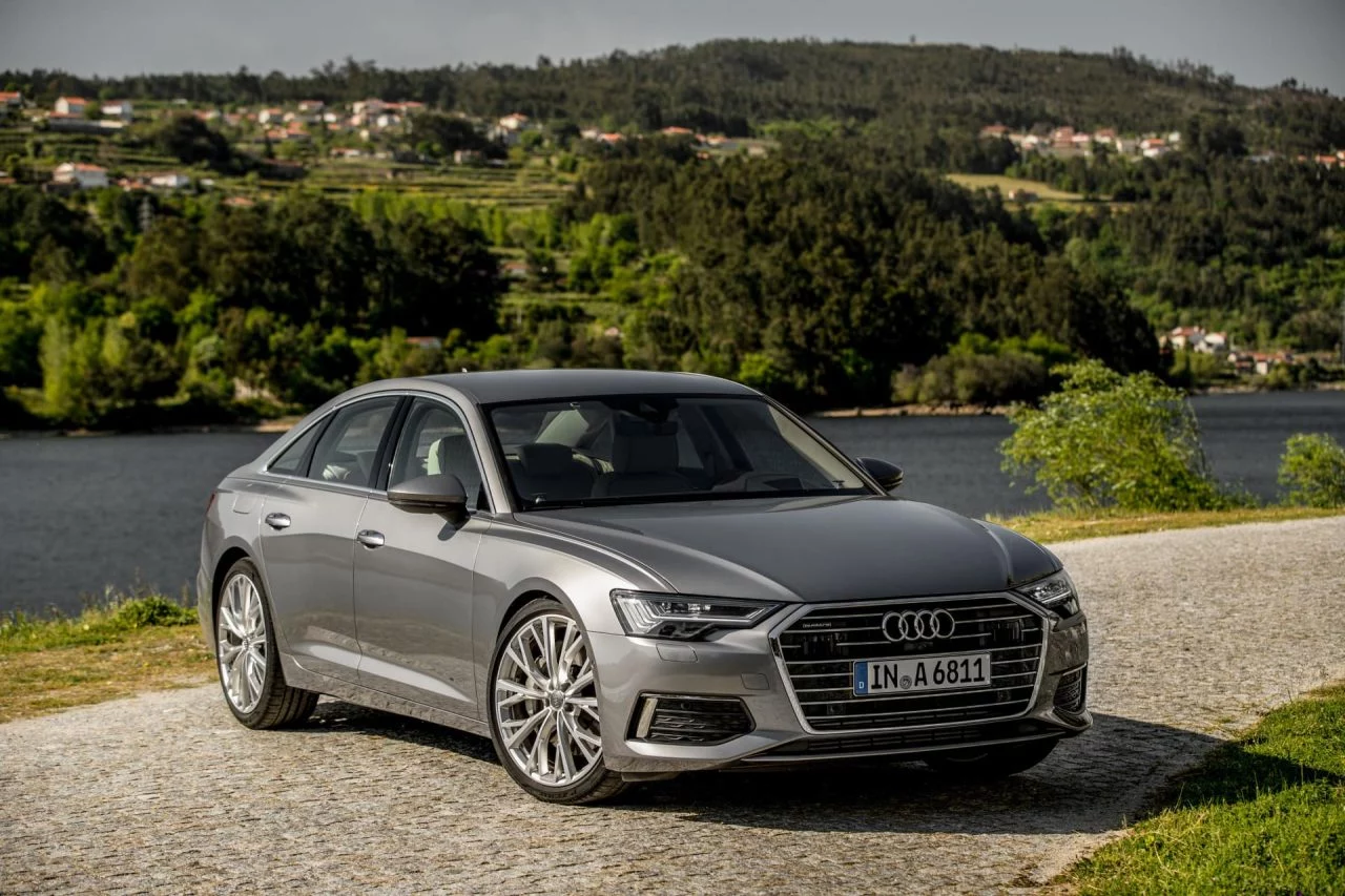 Vista lateral del Audi A6 Sedan destacando su elegante diseño.