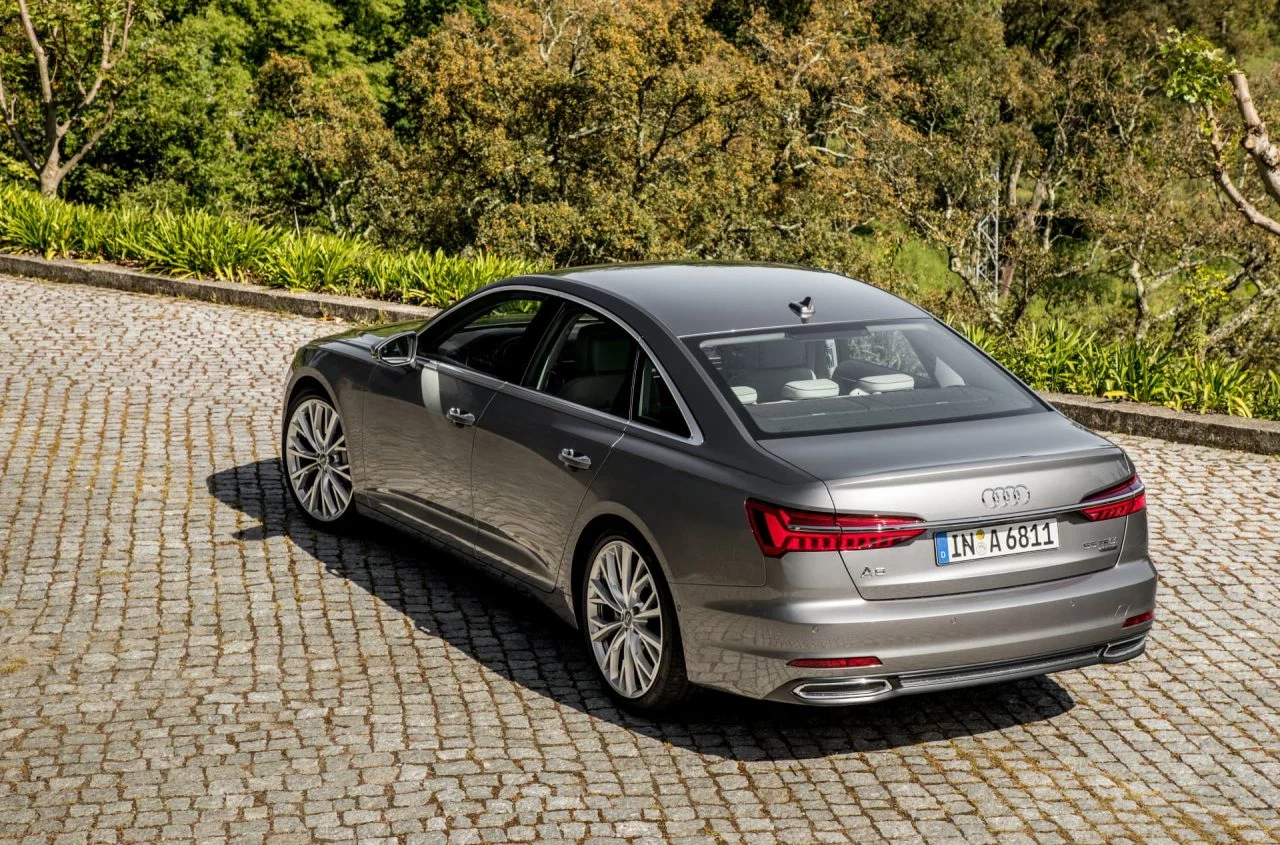 Vista trasera y lateral del Audi A6 Sedan, mostrando líneas elegantes y deportivas.