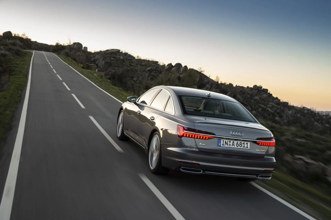 Vista en perspectiva trasera-lateral del Audi A6 rodando en carretera