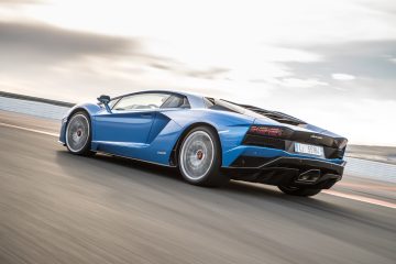 Vista dinámica del Lamborghini Aventador mostrando su perfil y zaga.