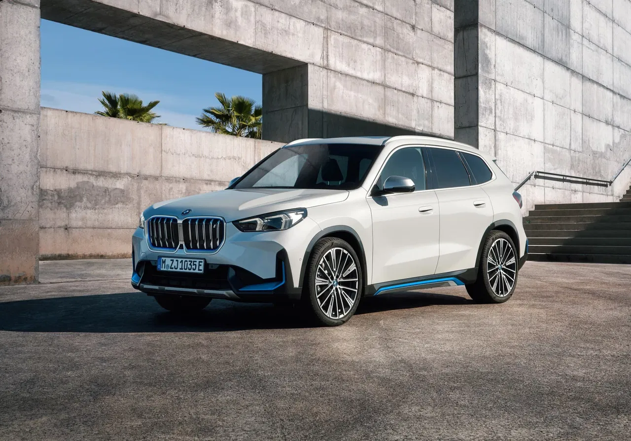 Vista lateral del BMW X1 destacando su línea dinámica y llantas elegantes