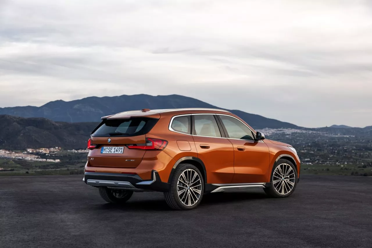 Vista trasera y lateral del BMW X1, destacando su diseño moderno y deportivo.