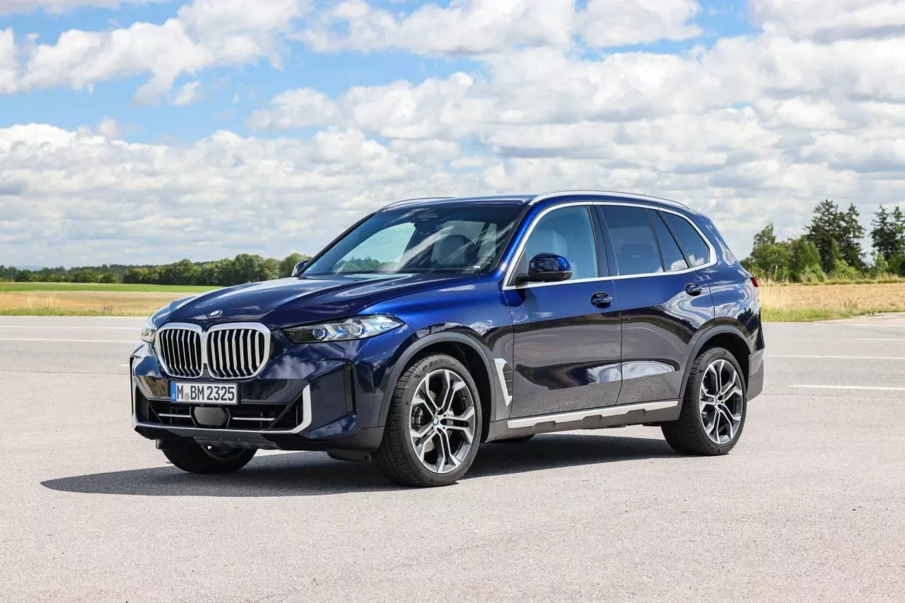 Vista lateral del BMW X5 mostrando su diseño robusto y elegante.