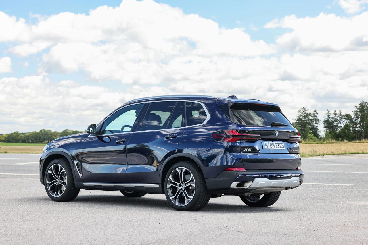 Vista lateral del BMW X5 que muestra su diseño aerodinámico.