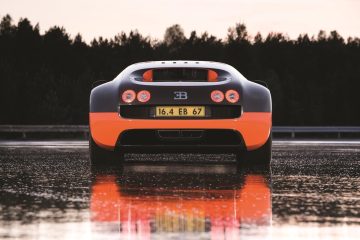 Vista trasera del Bugatti Veyron destacando su diseño y escapes.
