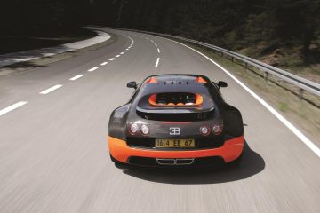 Vista trasera del Bugatti Veyron en pista, destacando su diseño aerodinámico.