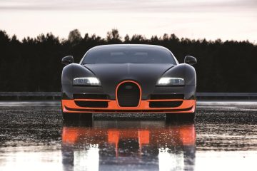 Vista frontal del Bugatti Veyron mostrando su imponente parrilla y faros.