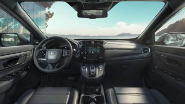 Vista del volante y la pantalla central del Honda CR-V, destacando su diseño ergonómico.