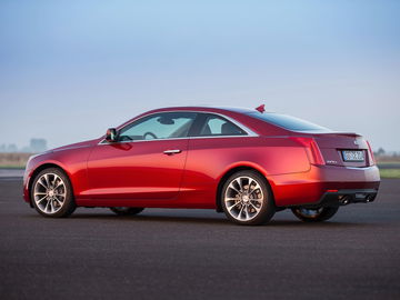 Vista lateral del Cadillac ATS Coupé resaltando su diseño elegante.