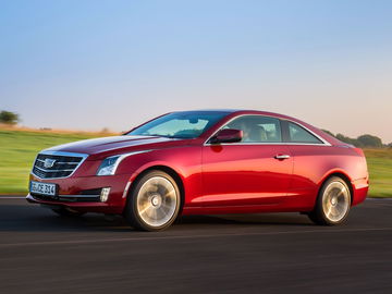 Vista lateral del Cadillac ATS Coupe en rojo vibrante capturando su diseño dinámico.