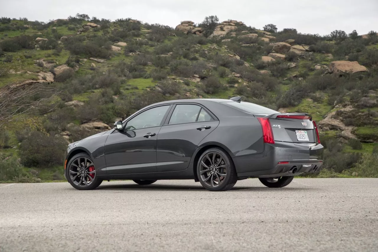 Vista angular delantera del Cadillac ATS revelando su diseño dinámico.