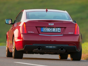 Vista trasera del Cadillac ATS destacando sus líneas deportivas y luces LED.