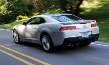 Vista trasera y lateral del Chevrolet Camaro en movimiento.