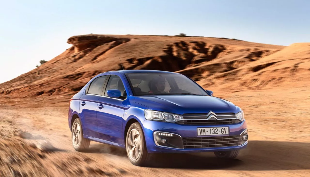 Vista frontal y lateral del Citroën C-Elysée azul en entorno desértico