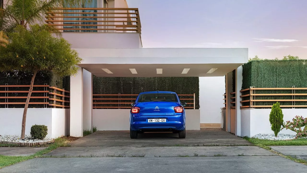 Vista trasera del Citroën C-Elysée, destacando sus líneas modernas y ópticas.