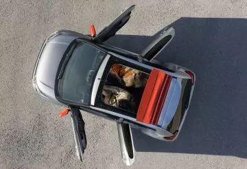 Vista superior Citroën C1 con techo corredizo abierto, destacando su funcionalidad.