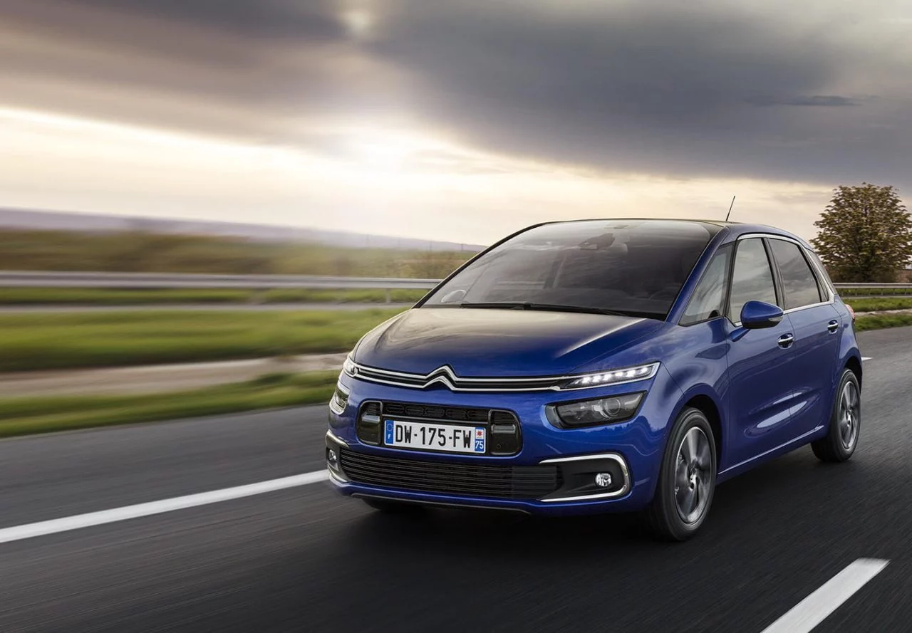 Vista dinámica del Citroën C4 SpaceTourer mostrando su frente y lateral