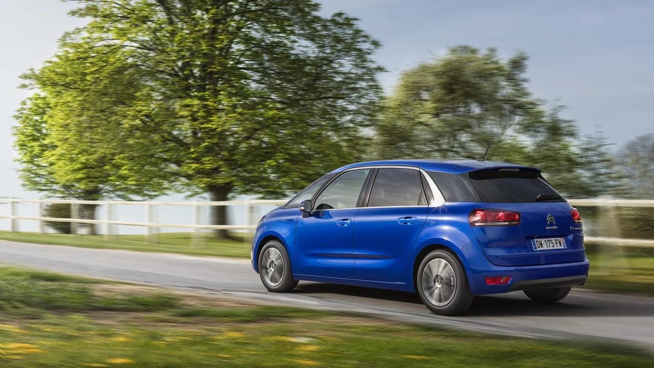 Vista lateral del Citroën C4 SpaceTourer en movimiento, tonalidad azul.