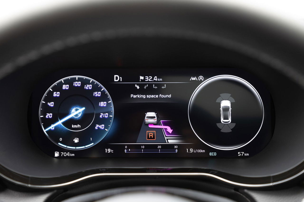 Vista del cuadro de instrumentos digital del Kia Ceed con gráficos modernos.