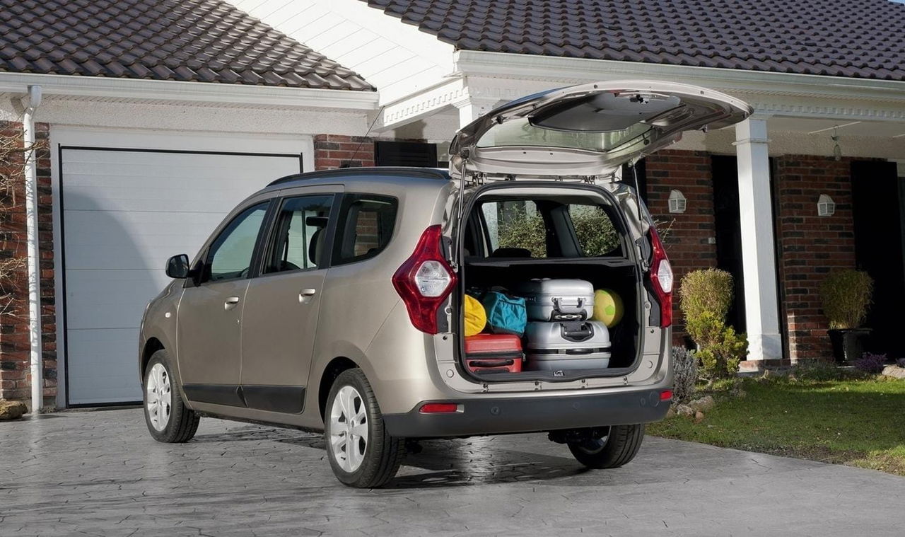 Vista trasera del Dacia Lodgy con el maletero abierto y carga